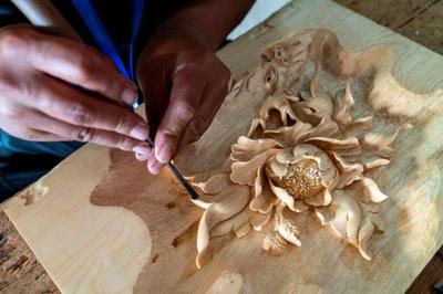 【沿着高速看中国】“钱袋子”!剑川木雕产品远销120多个国家和地区