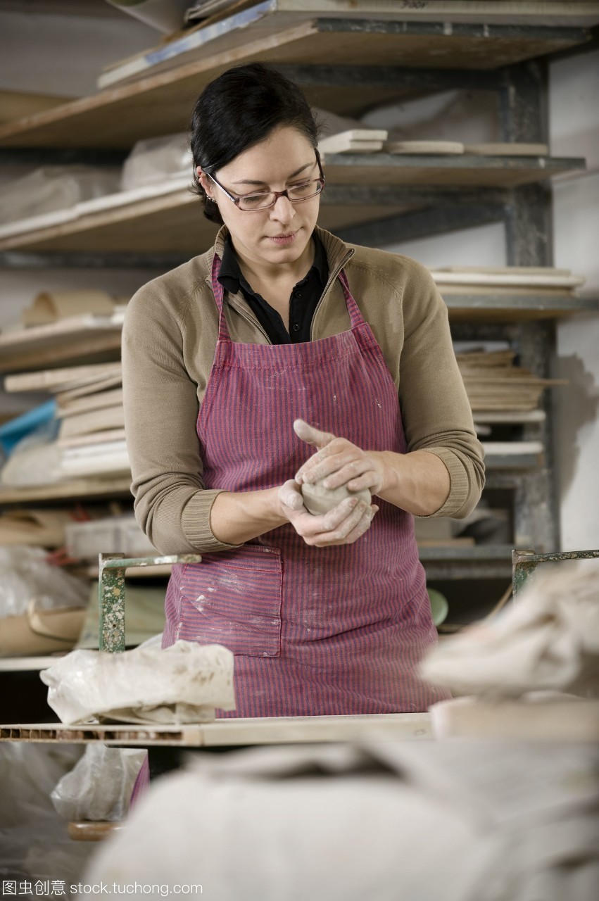 德国,巴伐利亚,中年妇女在作坊制作粘土模型